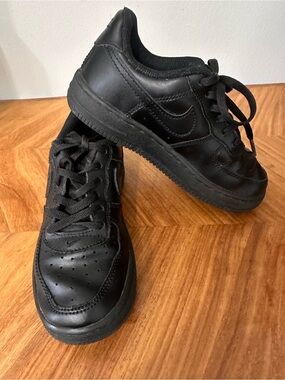 Nike Air Force 1 Black On Black Little Kids Sneakers SZ 12C Classic Swoosh EUC